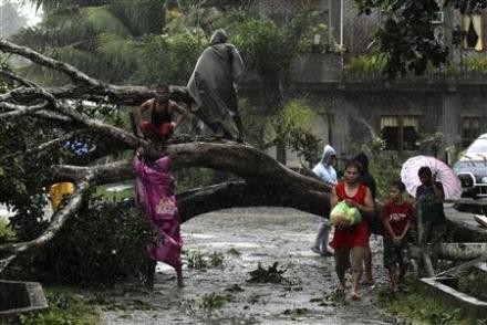 Thức ăn, nước uống và thuốc men là những thứ người dân nơi cơn bão quét qua cần nhất lúc này.