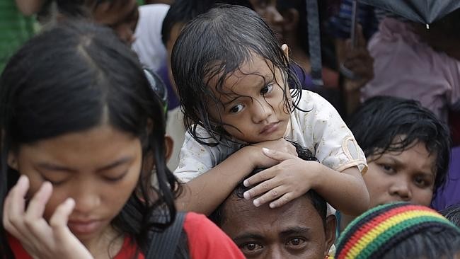 Nạn nhân siêu bão Haiyan mỏi mắt chờ hàng viện trợ.