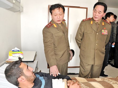 Tùy viên quân sự Bắc Triều Tiên tại Syria thăm bệnh viện quân đội Tishreen ở Damascus tháng 10/2012.