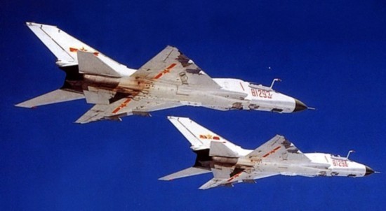 Chiến đấu cơ J-8 Trung Quốc "chế lại" từ Mig 21 của Nga, một chiếc đã bị rơi khi máy bay trinh sát EP-3 của Mỹ tông vào năm 2001 trên Biển Đông. Sự kiện này có thể lặp lại ở Hoa Đông.