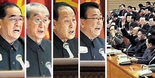 Thủ tướng Triều Tiên Pak Pong-ju (trái), Bí thư Kim Ki-nam (thứ 2 từ trái qua) và các quan chức cấp cao Bắc Triều Tiên giơ tay xin phát biểu vạch tội "tập đoàn Jang Song-thaek" trong khi ông Pak Pong-ju được cho là có quan hệ khá thân thiết với cựu Phó Chủ tịch Quân ủy Trung ương vừa bị lật đổ.