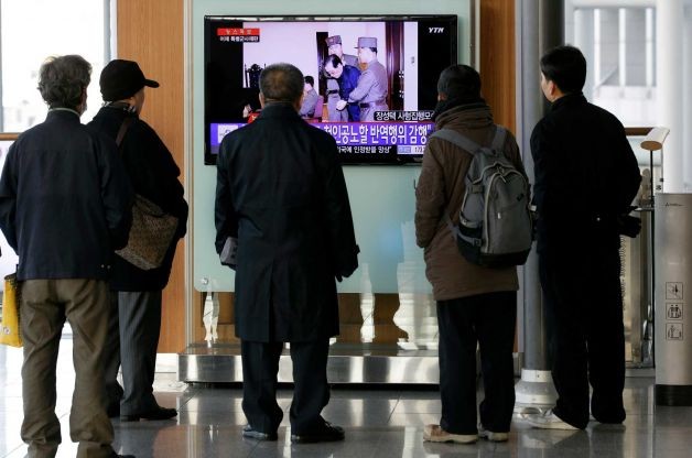 Dân Hàn Quốc theo dõi bản tin vụ xử tử Jang Song-thaek từ một nhà ga ở Seoul. Hình minh họa.