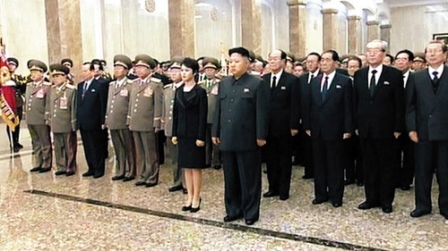 Vợ chồng Kim Jong-un và các lãnh đạo Bắc Triều Tiên viếng lăng Kim Nhật Thành - Kim Jong-il.