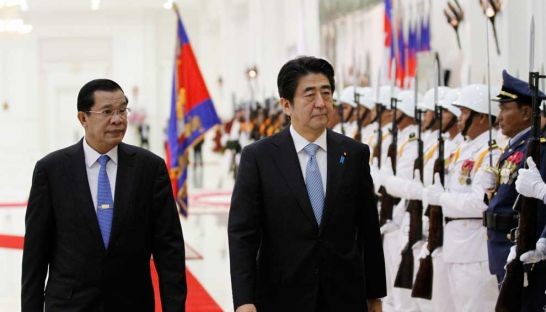 Thủ tướng Shinzo Abe thăm Campuchia.