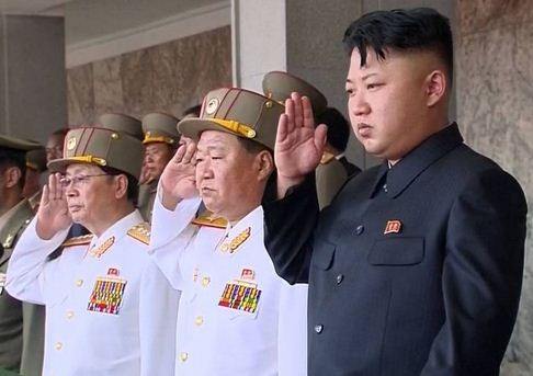 Từ phải qua trái: Kim Jong-un, Choe Ryong-hae, Jang Song-thaek.
