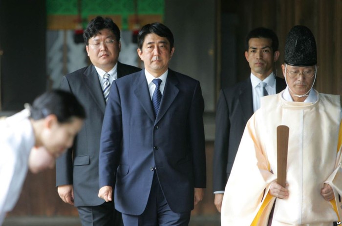 Thủ tướng Nhật Bản Shinzo Abe thăm đền Yasukuni.