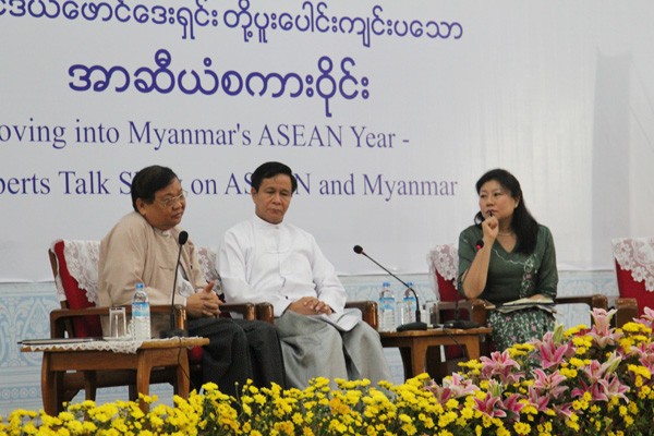 U Aung Htoo (trái) và học giả U Kyee Myint (giữa) trong một buổi tọa đàm về vai trò Chủ tịch luân phiên ASEAN mà Myanmar sắp đảm nhận, trong đó vấn đề Biển Đông sẽ là một trọng tâm.