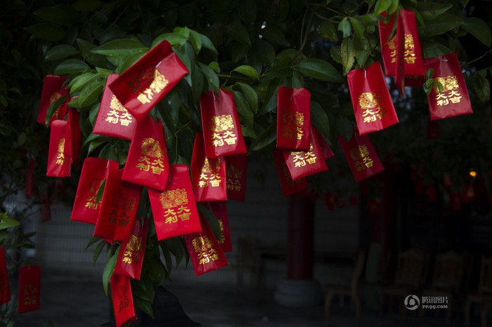 Nhưng không ai lấy những bao lì xì này, mặc dù chúng có tiền thật bên trong.