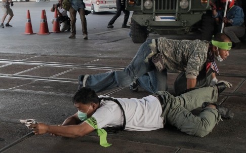 Những người ủng hộ chính phủ Thái Lan nổ súng nhằm vào đám đông biểu tình ở Bangkok, đường phố trở nên hỗn loạn.