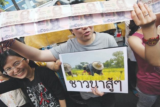 Những người có cảm tình với PDRC mang tiền mặt đưa cho Suthep.