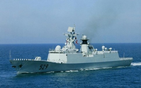 Khu trục hạm mang tên lửa Chu Sơn thuộc biên chế hạm đội Đông Hải, hải quân Trung Quốc thực hiện nhiệm vụ cứu hộ tàu cá bị cháy ở Hoa Đông, tín hiệu của sự sẵn sàng triển khai lực lượng quân sự trên biển.