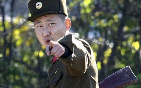 Lính Bắc Triều Tiên tuần tra biên giới, chống người dân đào thoát.