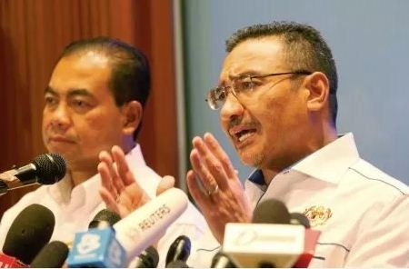 Bộ trưởng Quốc phòng kiêm Bộ trưởng Giao thông vận tải Malaysia (phải) tổ chức họp báo về các nỗ lực tìm kiếm, cứu hộ chiếc máy bay mất tích.