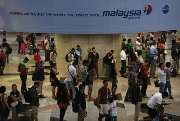 Hành khách chờ làm thủ tục trong hành lang sân bay quốc tế Kuala Lumpur, Malaysia.