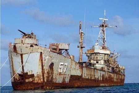 Chiến hạm cũ Philippines đánh chìm ngoài bãi Cỏ Mây năm 1999 làm nơi đồn trú (bất hợp pháp), Trung Quốc đang nhảy vào khu vực này âm mưu thôn tính bãi Cỏ Mây.