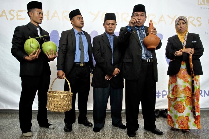 &quot;Tôi nghĩ rằng máy bay vẫn còn trên bầu trời hoặc đã bị rơi xuống biển&quot;, Free Malaysia Today dẫn lời phù thủy này hôm Thứ Hai cho biết.