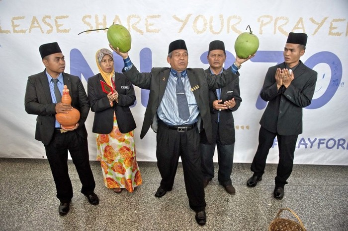 Theo Bưu điện Hoa Nam, 1 người tự nhận mình là người Malaysia cảm thấy xấu hổ với hành động này khi viết: &quot;Xin đừng làm mất mặt Malaysia!&quot;