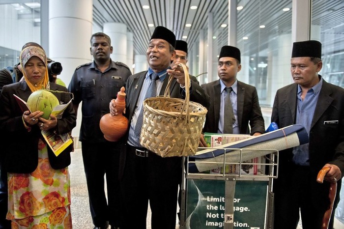 Các &quot;pháp sư&quot; tìm khắp sân bay Kuala Lumpur mà vẫn chưa thấy.