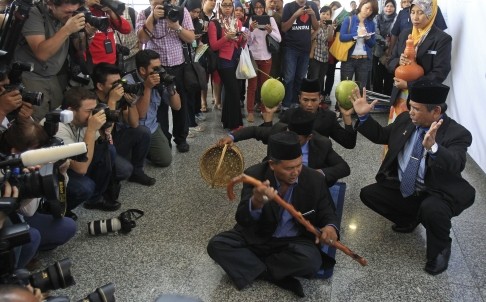 Các phù thủy Malaysia thực hiện nghi thức &quot;tìm máy bay mất tích&quot; tại sân bay Kuala Lumpur.