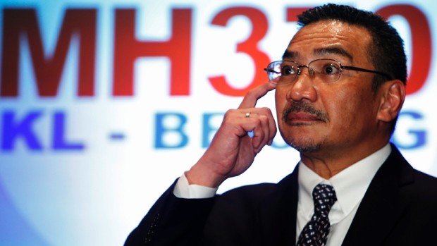 Bộ trưởng Giao thông Malaysia Hushammuddin Hussein trong cuộc họp báo về chiếc máy bay mất tích.