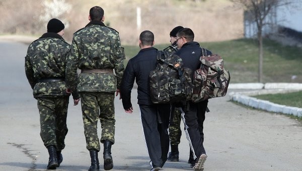 Những người lính Ukraine rời căn cứ quân sự tại Crimea.