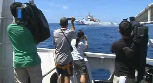 Các phóng viên Philippines và quốc tế ghi lại hình ảnh tàu Trung Quốc tìm mọi cách cản trở, đe dọa tàu Philippines. Tuy nhiên với sự xuất hiện của truyền thông, tàu Cảnh sát biển Trung Quốc đã không nã vòi rồng, pháo nước ngăn cản như đã từng xảy ra ngoài Scarborough.