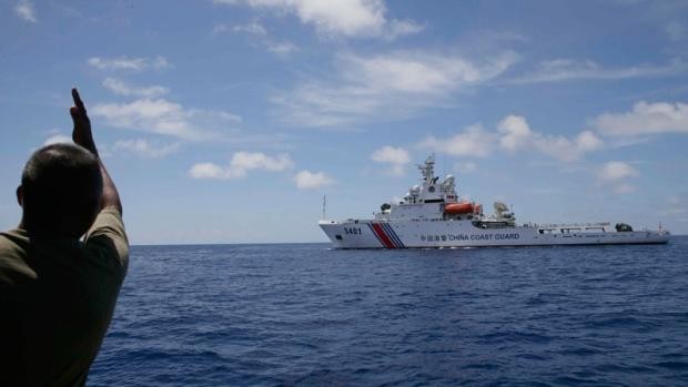 Tàu Cảnh sát biển Trung Quốc tìm mọi cách ngăn chặn tàu Philippines ra bãi Cỏ Mây chiều 29/3 nhưng bất thành.