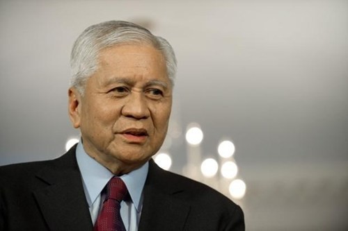 Ngoại trưởng Philippines Albert del Rosario.