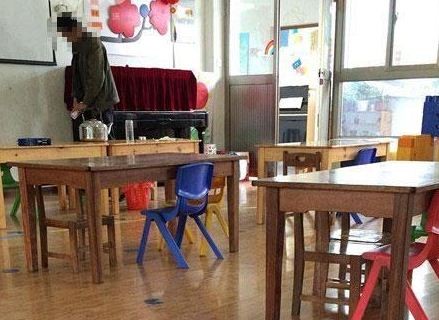 Nhân viên nhà bếp trường mầm non Đông Thịnh ở Quảng Đông, Trung Quốc đang tiểu tiện vào cốc trà của giáo viên.