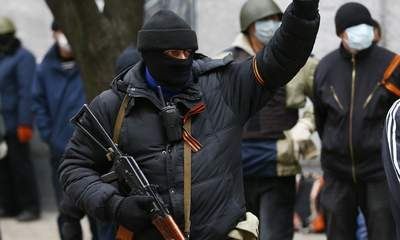 Lực lượng vũ trang đeo mặt nạ đang xuất hiện dày đặc tại các điểm nóng ở miền Đông Ukraine, Kiev và phương Tây lo ngại kịch bản Crimea có thể lặp lại.