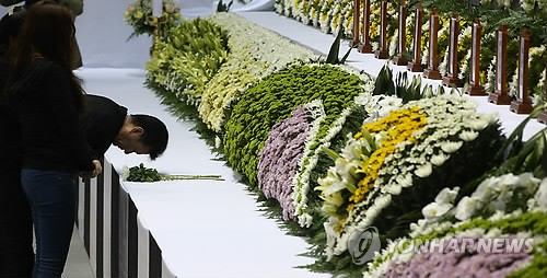 Người dân Hàn Quốc đến viếng các nạn nhân thảm họa đắm phà Sewol, bàn thờ được thiết lập tại sân vận động Olympic Memorial ở Ansan, nơi Tổng thống Mỹ có thể đến trong những ngày tới.