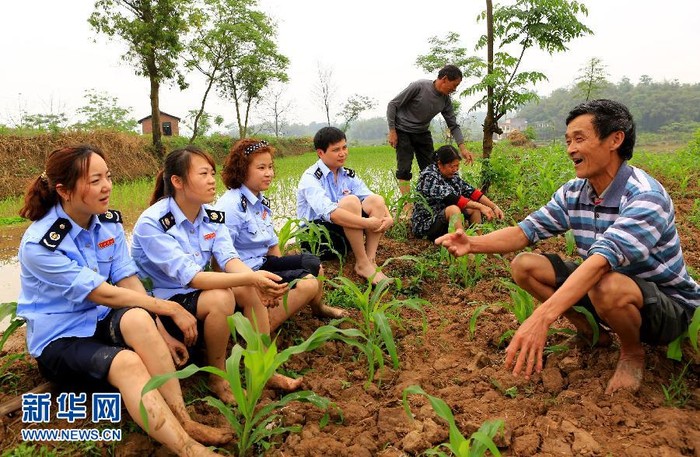 Trò chuyện với nông dân sau ngày đầu lội ruộng.