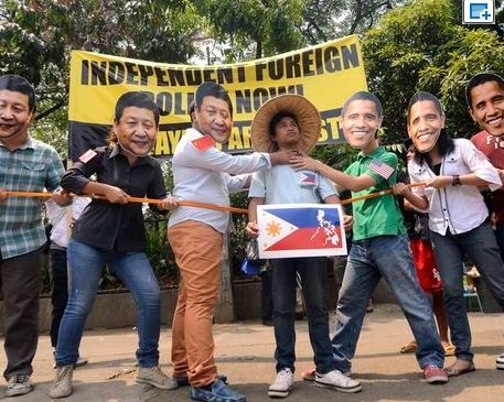 Dân Philippines tại Quezon dùng hình nộm Tập Cận Bình và Obama &quot;giằng xé&quot; Manila để phản đối cả Washington lẫn Bắc Kinh trong chuyến thăm của ông Obama.