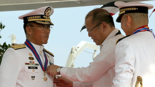 Tổng thống Aquino trao phù hiệu Tư lệnh Hải quân Philippines cho Chuẩn Đô đốc Jesus Millan