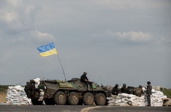 Xe tăng quân chính phủ Ukraine án ngữ cửa ngõ ra vào Slaviansk hôm qua.