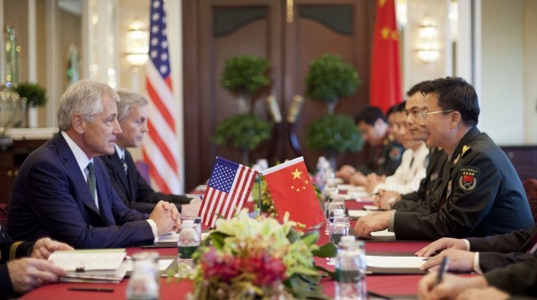 Bộ trưởng Quốc phòng Mỹ Chuck Hagel tiếp xúc song phương với Phó Tổng tham mưu trưởng Trung Quốc bên lề Đối thoại Shangri-la. Ảnh: Washington Post.