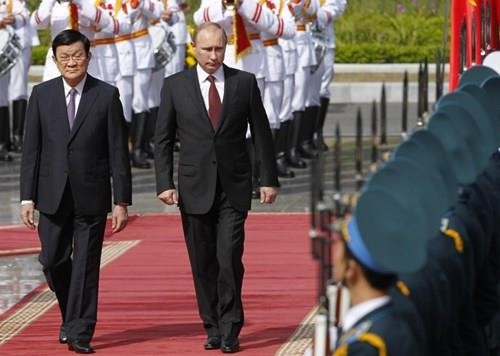 Chủ tịch nước Trương Tấn Sang đón Tổng thống Nga Vladimir Putin sang thăm Việt Nam. Quan hệ hợp tác hữu nghị Việt - Nga lại trở thành cái cớ cho một số học giả, tờ báo Trung Quốc xuyên tạc, bóp méo nhằm đánh lạc hướng dư luận trước những động thái khiêu khích, gây hấn của Bắc Kinh trên Biển Đông. Ảnh: scmp.com