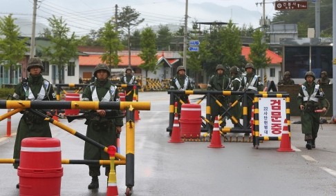 Hàng rào an ninh được thiết lập ngay sau khi kẻ xả súng vào đồng đội bỏ trốn vào 1 bìa rừng.