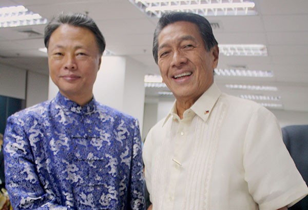 Ông Triệu Kiến Hoa (trái) và Chủ tịch Phòng Công nghiệp thương mại Philippines