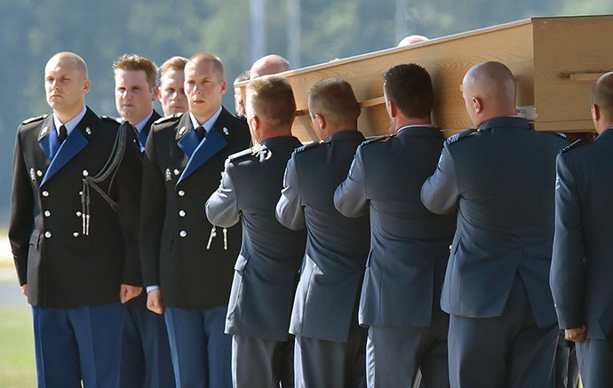 Những người lính Hà Lan trang trọng đón thi thể các nạn nhân thảm kịch MH17 trở về từ Ukraine.
