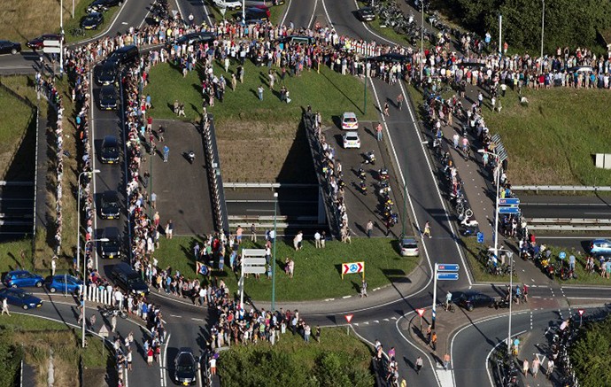 Những người dân Hà Lan dõi theo đoàn xe tang.