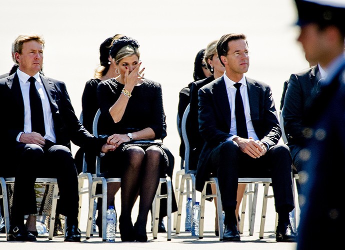 Từ trái qua, Nhà vua Willem-Alexander và Hoàng hậu Maxima, Thủ tướng Mark Rutte chờ đợi đón thi thể các nạn nhân MH17 ngoài sân bay.
