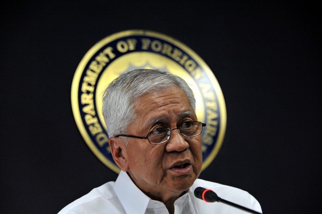 Ngoại trưởng Philippines Albert del Rosario.