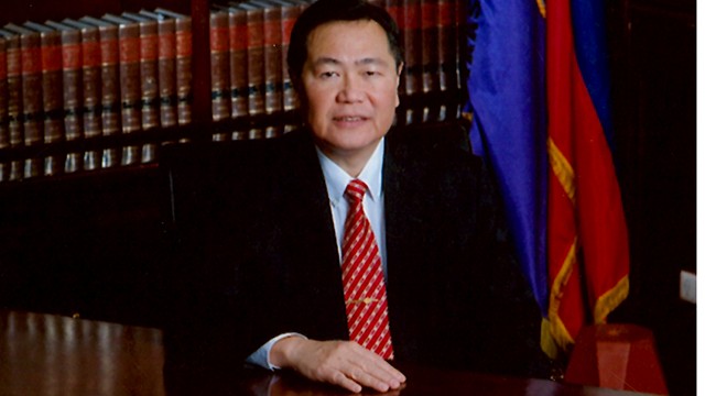 Chuyên gia pháp lý, thấm phản tòa án tối cao Philippines Justice Antonio Carpio.