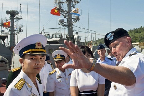 Tướng Martin Dempsey giao lưu với các sĩ quan trẻ Hải quân Việt Nam tại Đà Nẵng. Ảnh: Thanh Nien News.