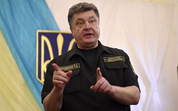 Tổng thống Ukraine Poroshenko nói chuyện tại Mariupol.