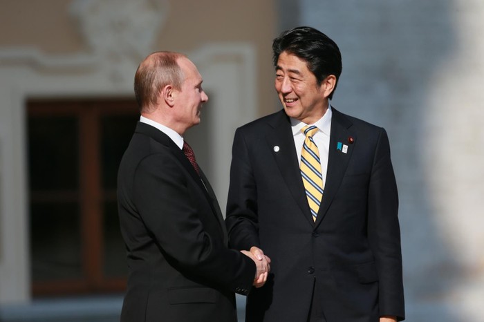 Tổng thống Nga Vladimir Putin và Thủ tướng Nhật Bản Shinzo Abe trong một lần tiếp xúc.