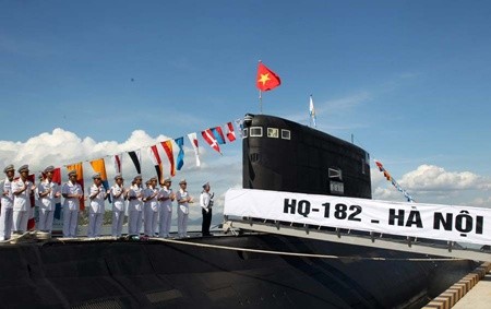 Chào cờ trên tàu ngầm Hà Nội. Lực lượng tàu ngầm hiện đại của Việt Nam được đưa vào sử dụng góp phần bảo vệ vững chắc chủ quyền, toàn vẹn lãnh thổ, quyền và lợi ích hợp pháp của Việt Nam trên Biển Đông. Ảnh: Vietnam News.