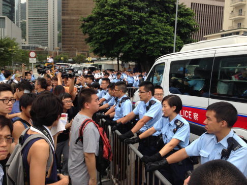 Cảnh sát Hồng Kông lập hàng rào ngăn chặn người biểu tình.