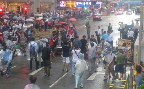 Ẩu đả đã xảy ra giữa những người biểu tình và nhóm chống biểu tình trên đường phố Hồng Kông.